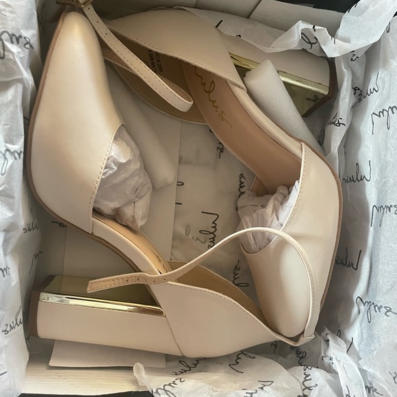 Brand new cream and gold lulus heels! Size 7 - Picture 2 of 6